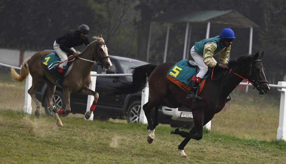 लखनऊ रेसकोर्स में रविवार को आयोजित अर्जुन कप घुडदाैड़ के दाैरान जीत के लिए रफ्तार भरते घोड़े व 