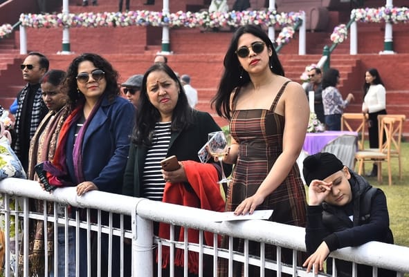 लखनऊ रेसकोर्स में रविवार को आयोजित अर्जुन कप घुडदाैड़ के दाैरान जीत के लिए रफ्तार भरते घोड़े व 