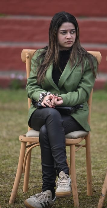 लखनऊ रेसकोर्स में रविवार को आयोजित अर्जुन कप घुडदाैड़ के दाैरान जीत के लिए रफ्तार भरते घोड़े व 