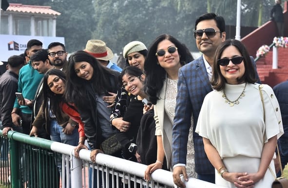 लखनऊ रेसकोर्स में रविवार को आयोजित अर्जुन कप घुडदाैड़ के दाैरान जीत के लिए रफ्तार भरते घोड़े व 