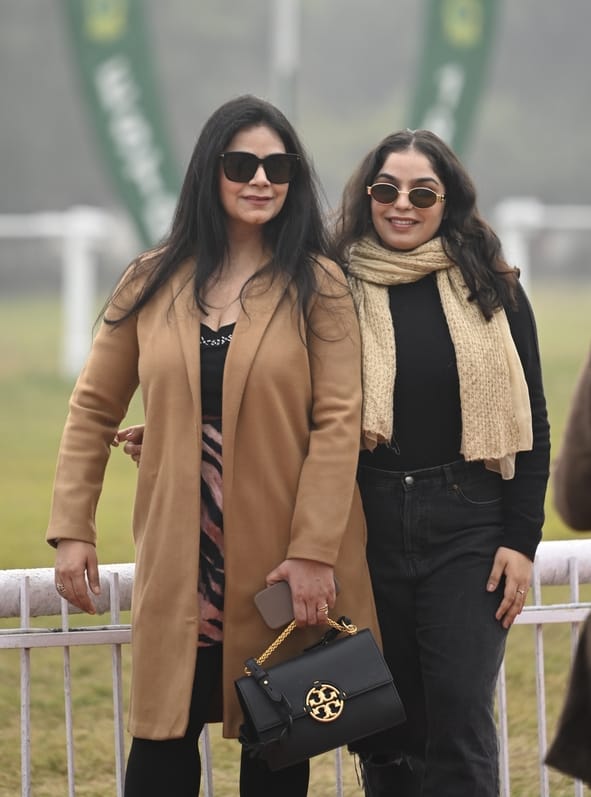 लखनऊ रेसकोर्स में रविवार को आयोजित अर्जुन कप घुडदाैड़ के दाैरान जीत के लिए रफ्तार भरते घोड़े व 