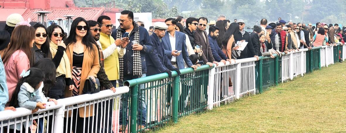 लखनऊ रेसकोर्स में रविवार को आयोजित अर्जुन कप घुडदाैड़ के दाैरान जीत के लिए रफ्तार भरते घोड़े व 