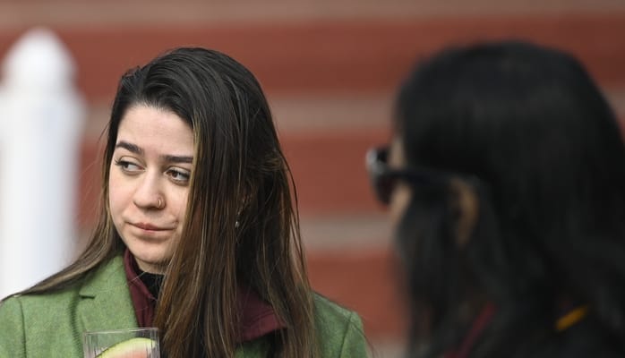 लखनऊ रेसकोर्स में रविवार को आयोजित अर्जुन कप घुडदाैड़ के दाैरान जीत के लिए रफ्तार भरते घोड़े व 