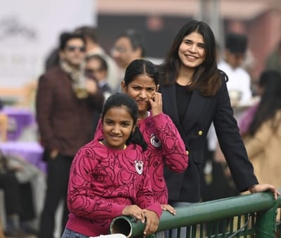 लखनऊ रेसकोर्स में रविवार को आयोजित अर्जुन कप घुडदाैड़ के दाैरान जीत के लिए रफ्तार भरते घोड़े व 