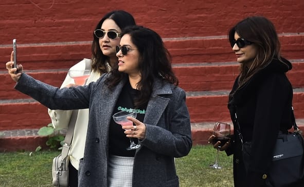 लखनऊ रेसकोर्स में रविवार को आयोजित अर्जुन कप घुडदाैड़ के दाैरान जीत के लिए रफ्तार भरते घोड़े व 