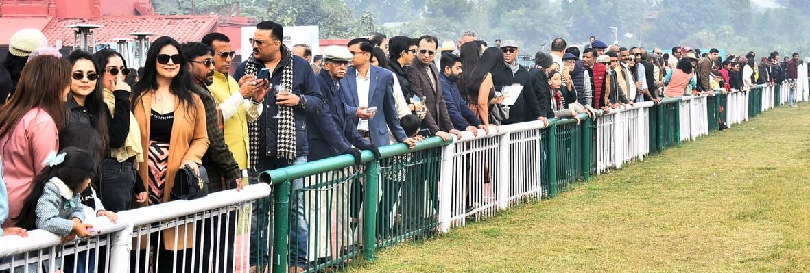 लखनऊ रेसकोर्स में रविवार को आयोजित अर्जुन कप घुडदाैड़ के दाैरान जीत के लिए रफ्तार भरते घोड़े व 