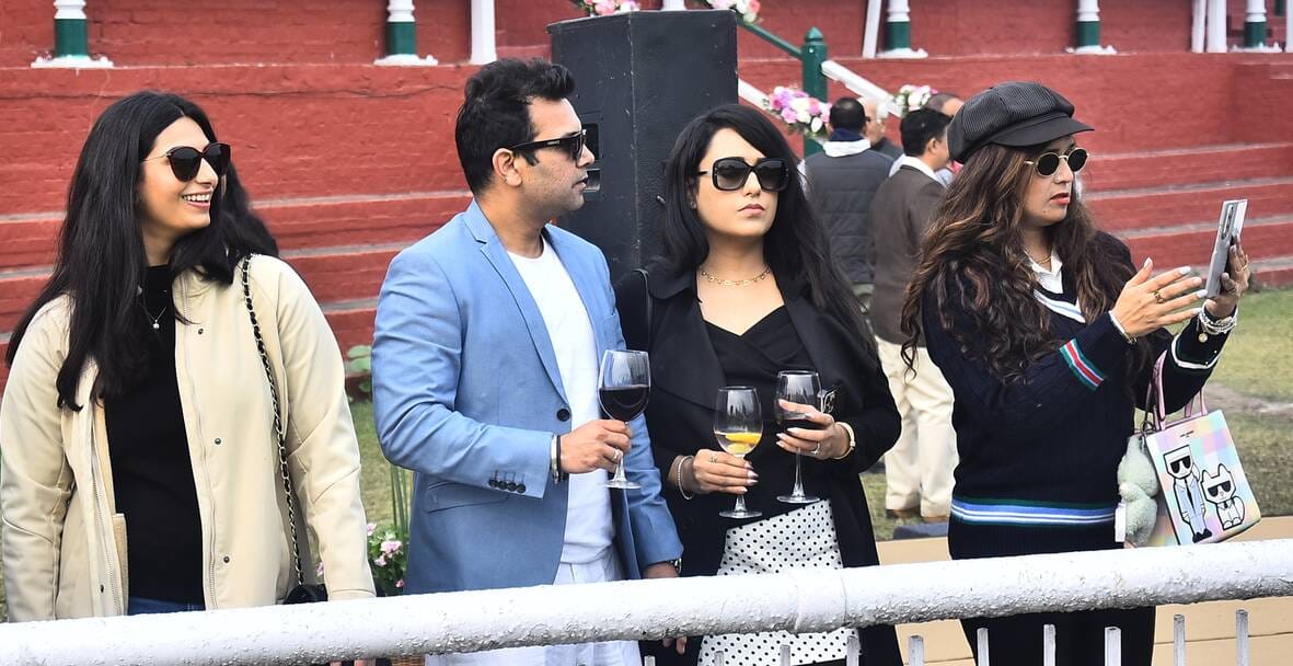 लखनऊ रेसकोर्स में रविवार को आयोजित अर्जुन कप घुडदाैड़ के दाैरान जीत के लिए रफ्तार भरते घोड़े व 