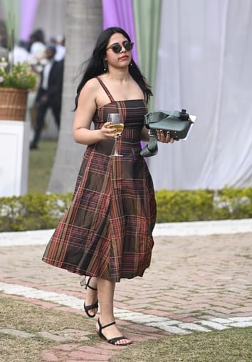 लखनऊ रेसकोर्स में रविवार को आयोजित अर्जुन कप घुडदाैड़ के दाैरान जीत के लिए रफ्तार भरते घोड़े व 