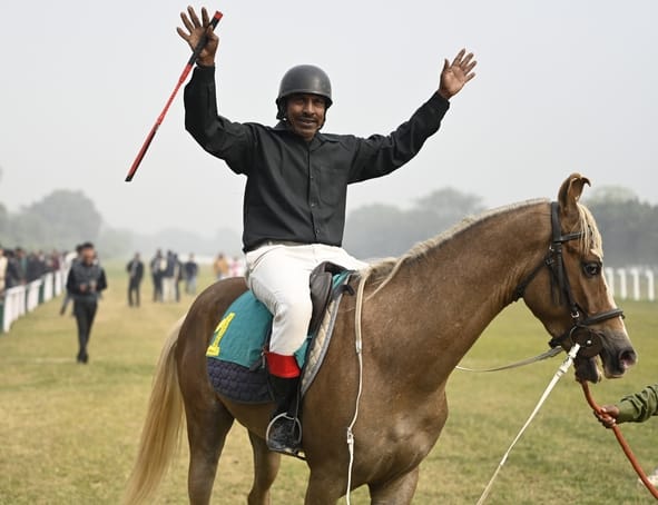 लखनऊ रेसकोर्स में रविवार को आयोजित अर्जुन कप घुडदाैड़ के दाैरान जीत के लिए रफ्तार भरते घोड़े व 