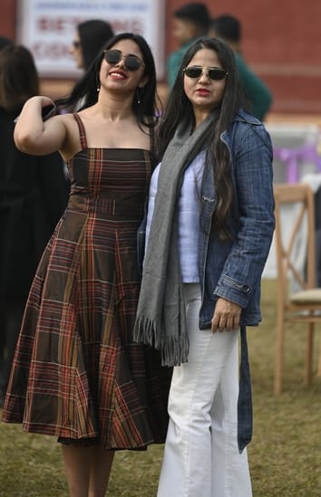 लखनऊ रेसकोर्स में रविवार को आयोजित अर्जुन कप घुडदाैड़ के दाैरान जीत के लिए रफ्तार भरते घोड़े व 