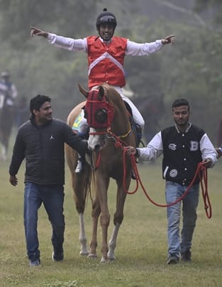 लखनऊ रेसकोर्स में रविवार को आयोजित अर्जुन कप घुडदाैड़ के दाैरान जीत के लिए रफ्तार भरते घोड़े व 