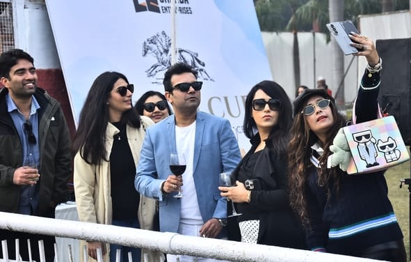 लखनऊ रेसकोर्स में रविवार को आयोजित अर्जुन कप घुडदाैड़ के दाैरान जीत के लिए रफ्तार भरते घोड़े व 