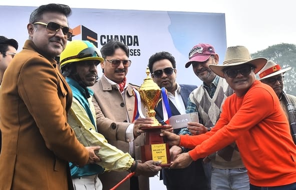 लखनऊ रेसकोर्स में रविवार को आयोजित अर्जुन कप घुडदाैड़ के दाैरान जीत के लिए रफ्तार भरते घोड़े व 