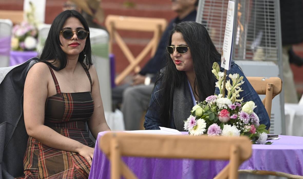 लखनऊ रेसकोर्स में रविवार को आयोजित अर्जुन कप घुडदाैड़ के दाैरान जीत के लिए रफ्तार भरते घोड़े व 