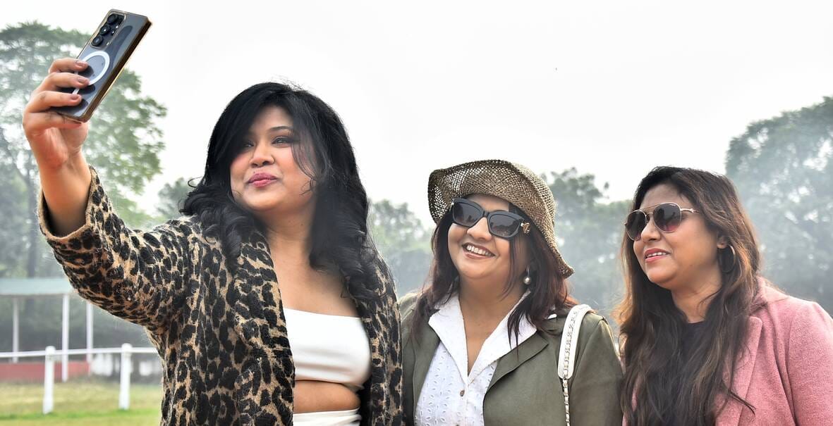 लखनऊ रेसकोर्स में रविवार को आयोजित अर्जुन कप घुडदाैड़ के दाैरान जीत के लिए रफ्तार भरते घोड़े व 