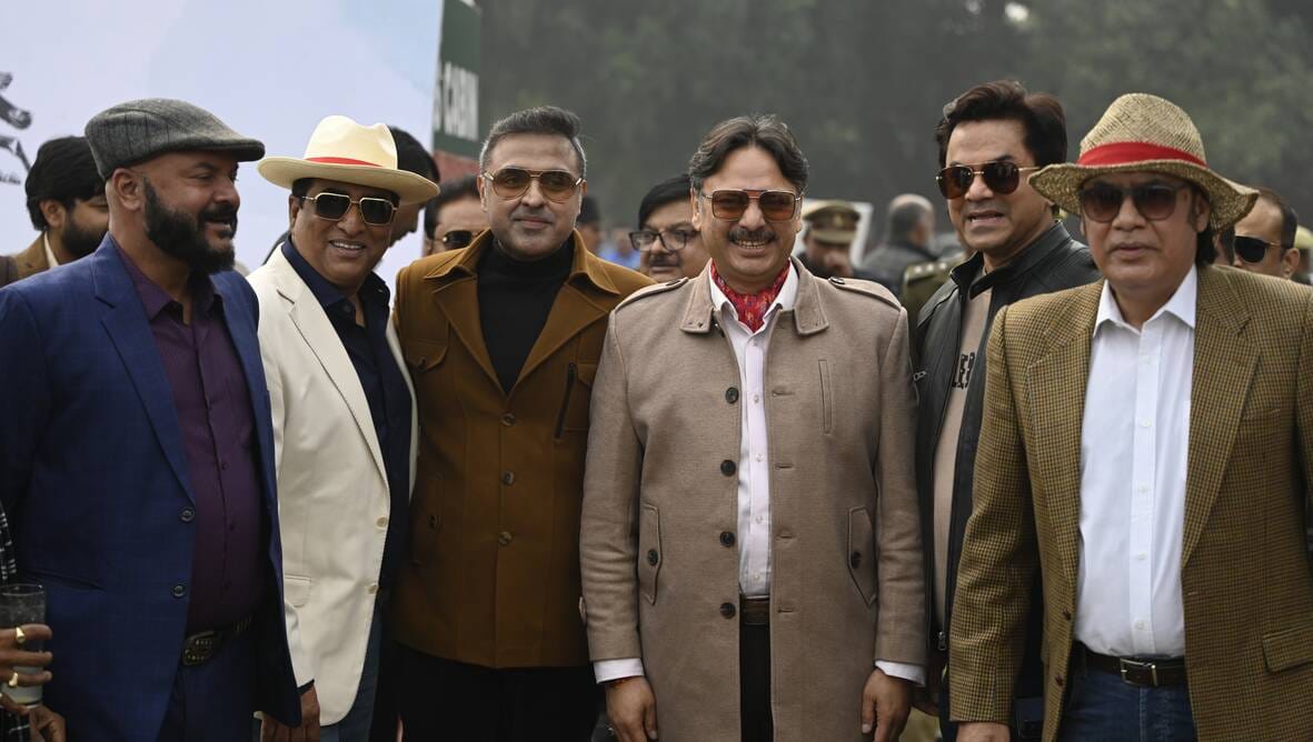 लखनऊ रेसकोर्स में रविवार को आयोजित अर्जुन कप घुडदाैड़ के दाैरान जीत के लिए रफ्तार भरते घोड़े व 