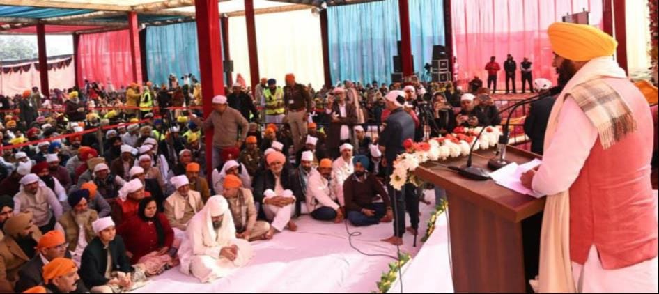 मुख्यमंत्री नायब सैनी को श्री गुरु तेग बहादुर जी का चित्र भेंट करते बाबा जसदीप सिंह। डीआईपीआरओ