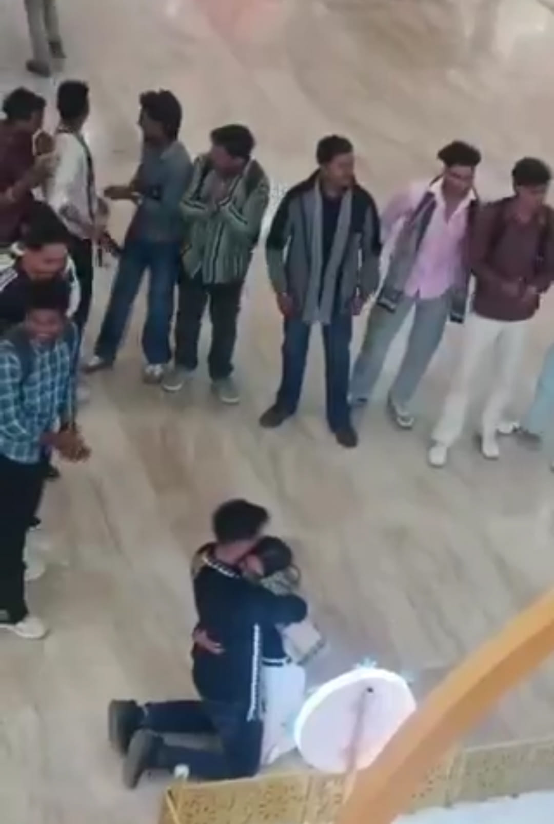 मॉल में शादी करते युवक युवती का वायरल वीडियो। स्रोत: वीडियोग्रैब