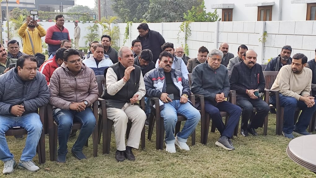 मवाना रोड डिफेंस कॉलोनी स्थित सांसद अरुण गोविल के आवास पर मिलने पहुंचे सेंट्रल मार्केट के व्याप मवाना रोड डिफेंस कॉलोनी स्थित सांसद अरुण गोविल के आवास पर मिलने पहुंचे सेंट्रल मार्केट के व्याप