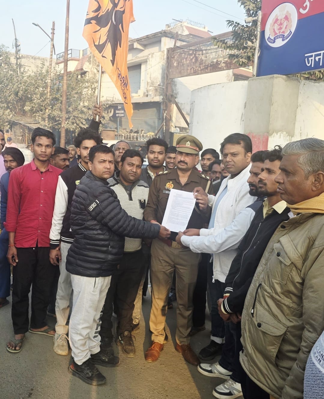 पूरनपुर के असम हाईवे पर बांग्लादेश की अंतरिम सरकार के प्रमुख का पुतला फूंकते अंतरराष्ट्रीय हिंद पूरनपुर के असम हाईवे पर बांग्लादेश की अंतरिम सरकार के प्रमुख का पुतला फूंकते अंतरराष्ट्रीय हिंद