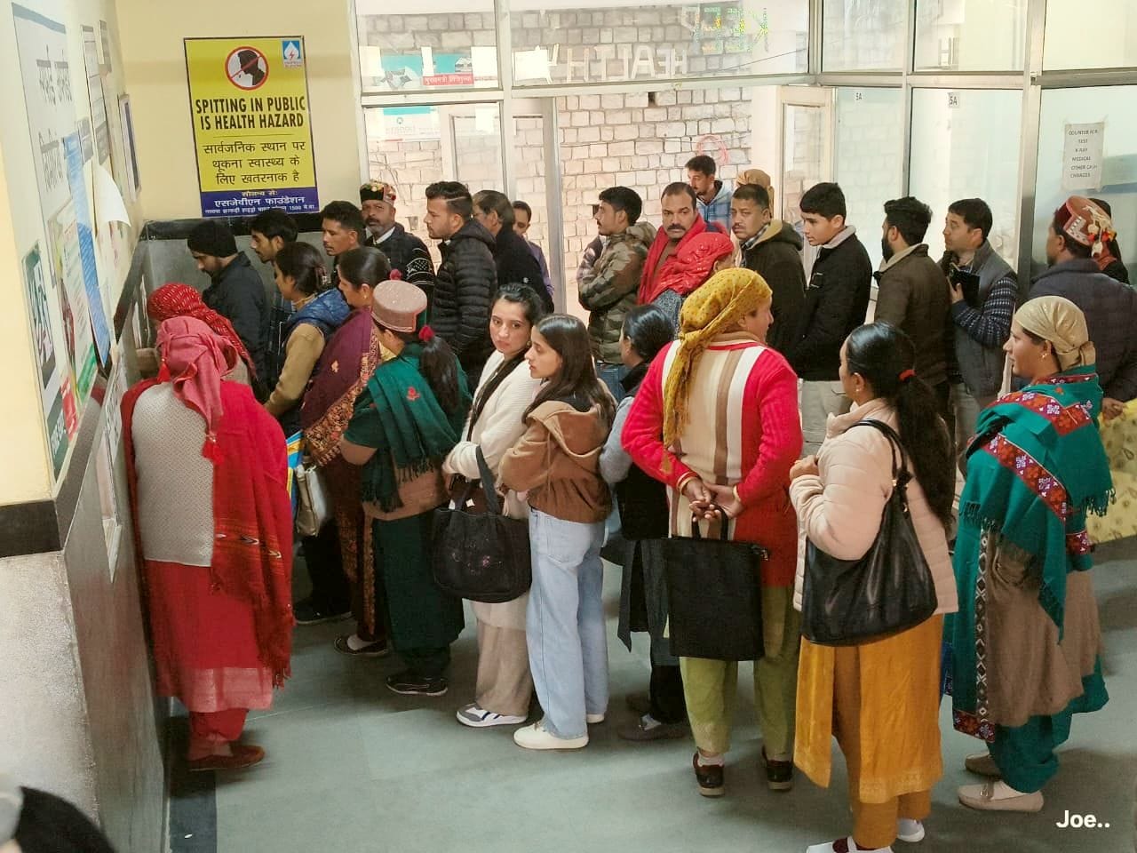 रामपुर के आयुर्वेदिक अस्पताल में सोमवार को उपचार को लगी मरीजों की भीड़। संवाद रामपुर के आयुर्वेदिक अस्पताल में सोमवार को उपचार को लगी मरीजों की भीड़। संवाद