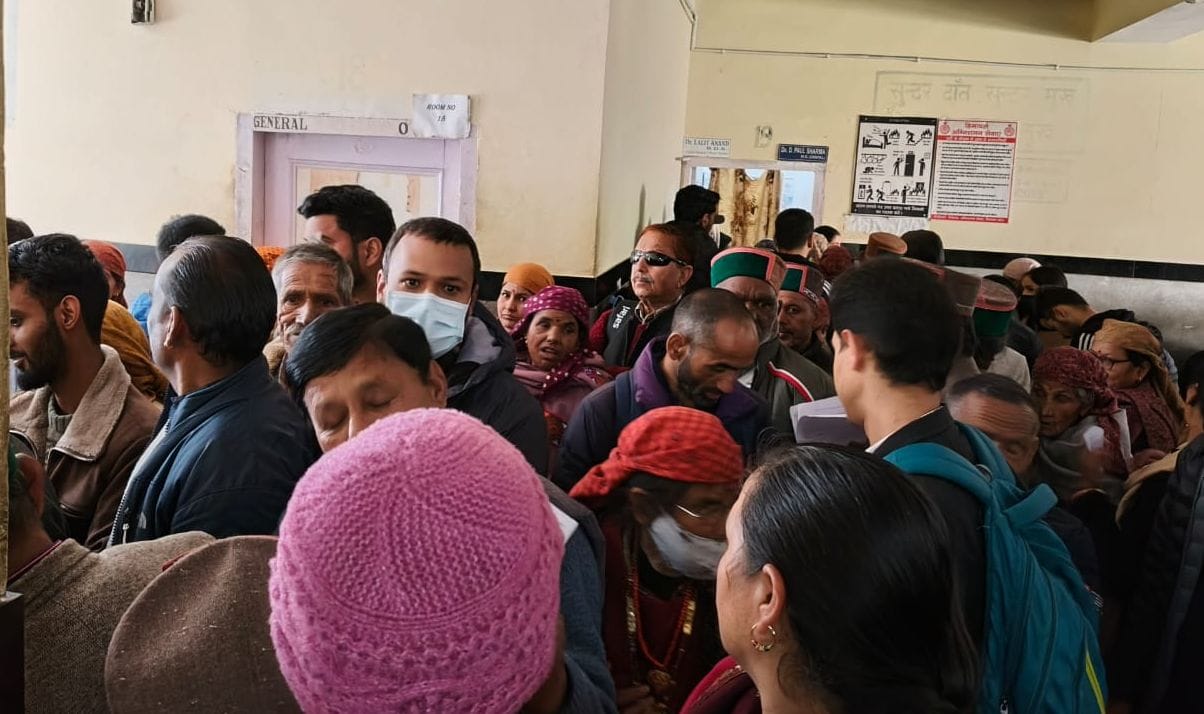 रामपुर के आयुर्वेदिक अस्पताल में सोमवार को उपचार को लगी मरीजों की भीड़। संवाद रामपुर के आयुर्वेदिक अस्पताल में सोमवार को उपचार को लगी मरीजों की भीड़। संवाद