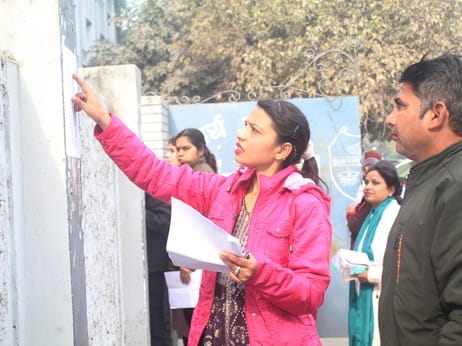 रविवार को हुई टीजीटी परीक्षा की द्वितीय पाली के समाप्त होने के बाद लालकुर्ती क्षेत्र में स्थित रविवार को हुई टीजीटी परीक्षा की द्वितीय पाली के समाप्त होने के बाद लालकुर्ती क्षेत्र में स्थित