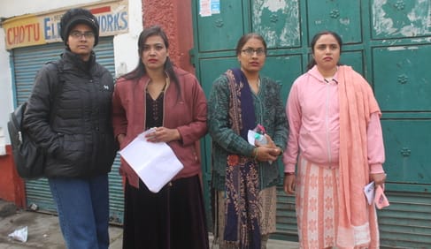 रविवार को हुई टीजीटी परीक्षा की द्वितीय पाली के समाप्त होने के बाद लालकुर्ती क्षेत्र में स्थित रविवार को हुई टीजीटी परीक्षा की द्वितीय पाली के समाप्त होने के बाद लालकुर्ती क्षेत्र में स्थित