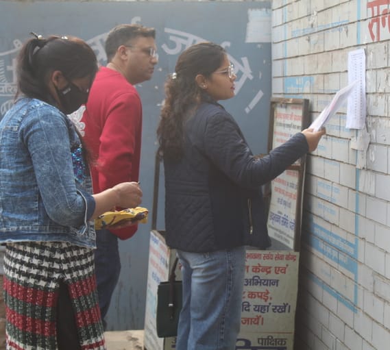 रविवार को हुई टीजीटी परीक्षा की द्वितीय पाली के समाप्त होने के बाद लालकुर्ती क्षेत्र में स्थित रविवार को हुई टीजीटी परीक्षा की द्वितीय पाली के समाप्त होने के बाद लालकुर्ती क्षेत्र में स्थित