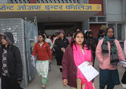 रविवार को हुई टीजीटी परीक्षा की द्वितीय पाली के समाप्त होने के बाद लालकुर्ती क्षेत्र में स्थित रविवार को हुई टीजीटी परीक्षा की द्वितीय पाली के समाप्त होने के बाद लालकुर्ती क्षेत्र में स्थित