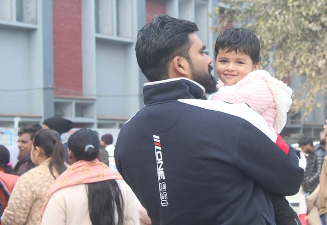 रविवार को हुई टीजीटी परीक्षा की द्वितीय पाली के समाप्त होने के बाद लालकुर्ती क्षेत्र में स्थित रविवार को हुई टीजीटी परीक्षा की द्वितीय पाली के समाप्त होने के बाद लालकुर्ती क्षेत्र में स्थित