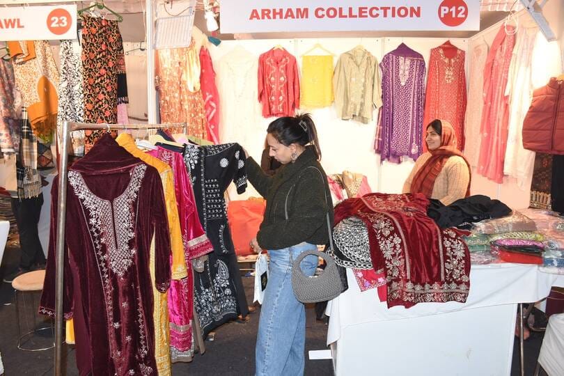 संगीत नाटक अकादमी में अदीरा की ओर से चल रहे तीन दिवसीय सांस्कृतिक उत्सव रिवायत का समापन मुशायरे