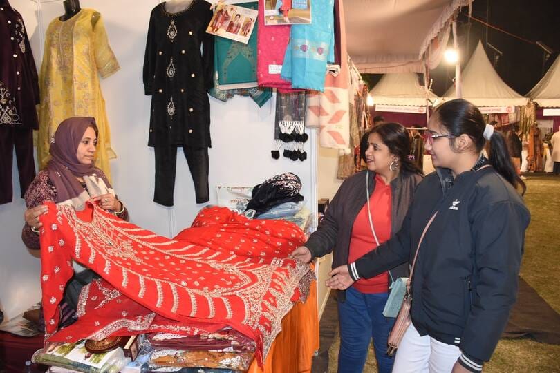 संगीत नाटक अकादमी में अदीरा की ओर से चल रहे तीन दिवसीय सांस्कृतिक उत्सव रिवायत का समापन मुशायरे