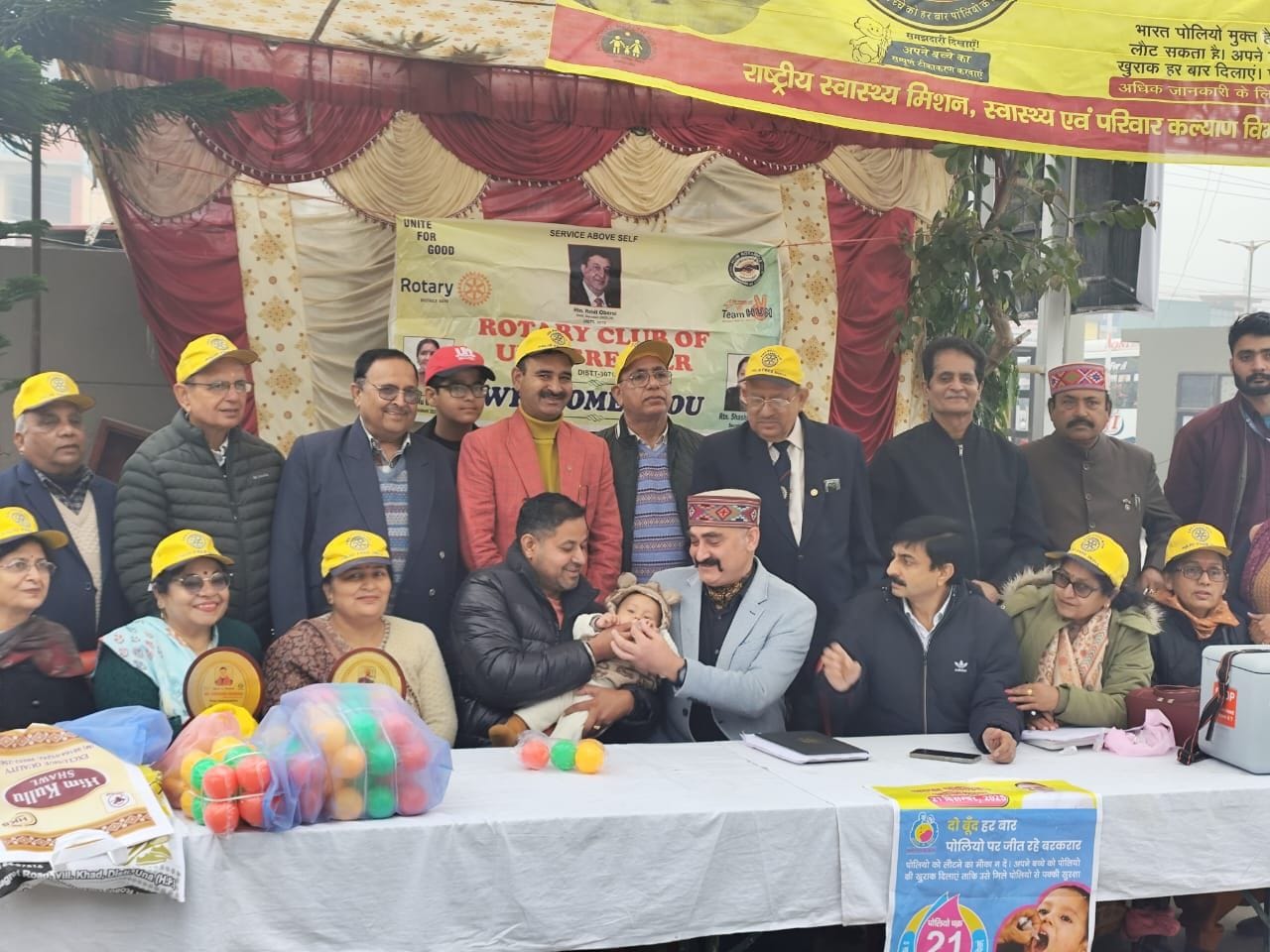 सामुदायिक स्वास्थ्य केंद्र  चौक में बने बूथ पर 0 से 5 वर्ष तक की आयु के  बच्चों को ओरल पोलियो व