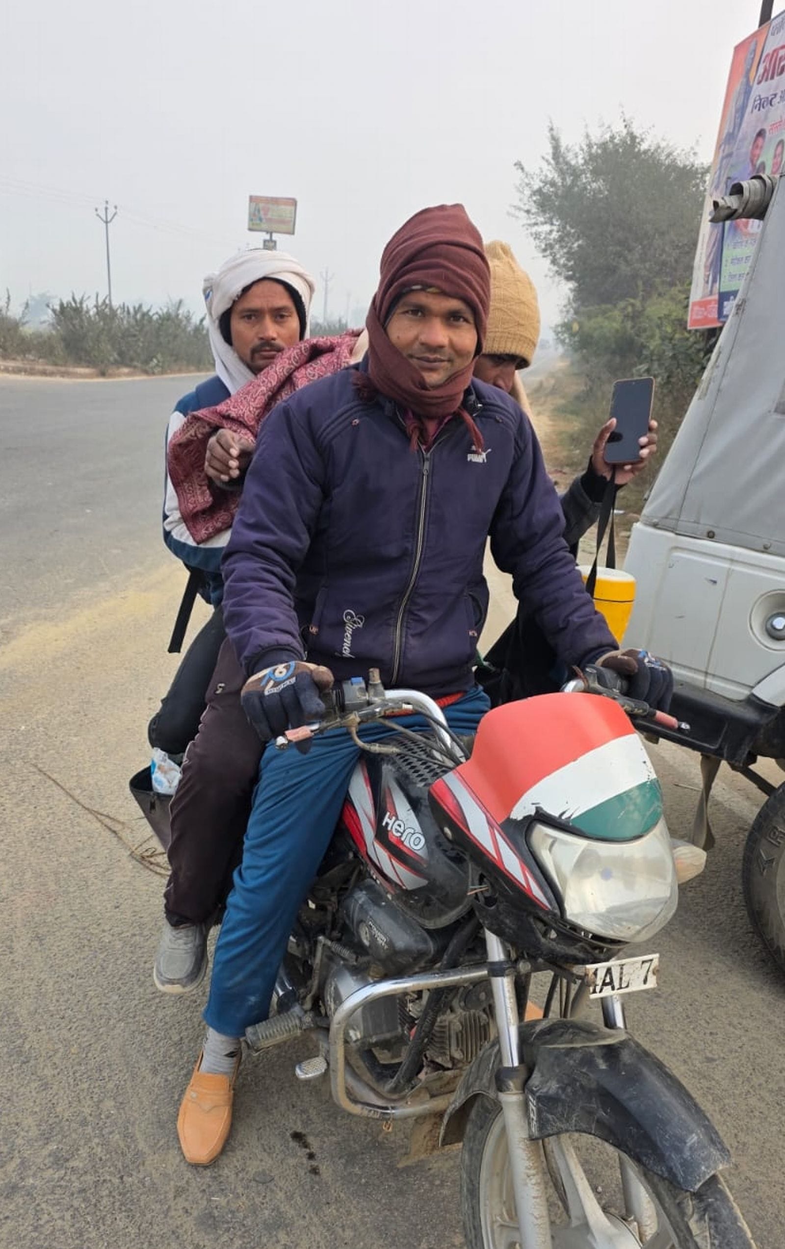 सड़क पर रिफलेक्टर लगाते यातायात प्रभारी आरएल राजपूत। स्रोत- विभाग