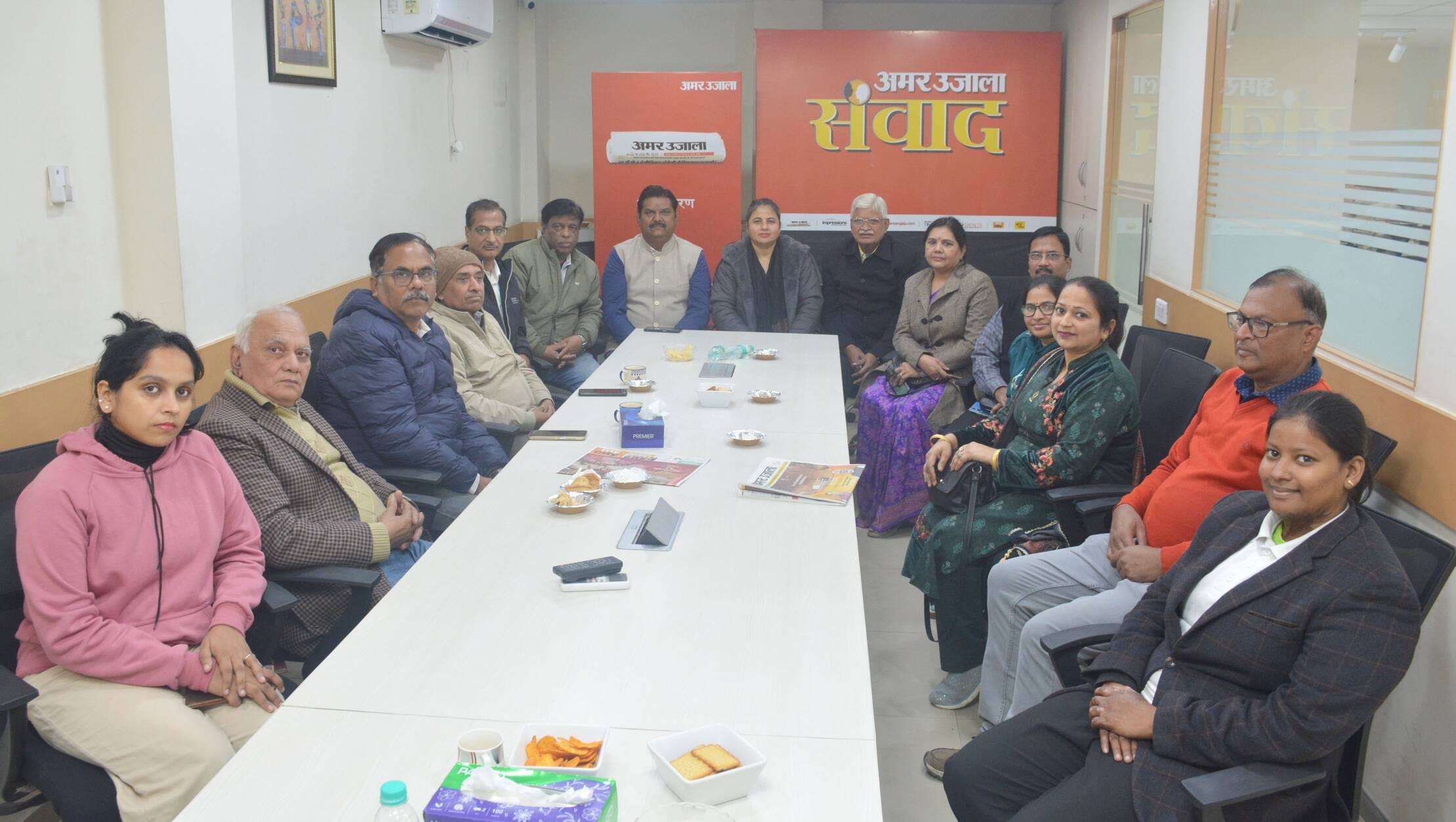 संवाद में पहुंचे पाठक।