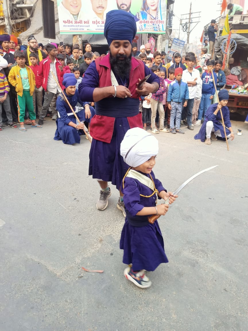 शाहजहांपुर में नगर कीर्तन के दौरान पालकी के सामने श्रद्धा व्यक्त करती संगत। स्रोत: आयोजक शाहजहांपुर में नगर कीर्तन के दौरान पालकी के सामने श्रद्धा व्यक्त करती संगत। स्रोत: आयोजक
