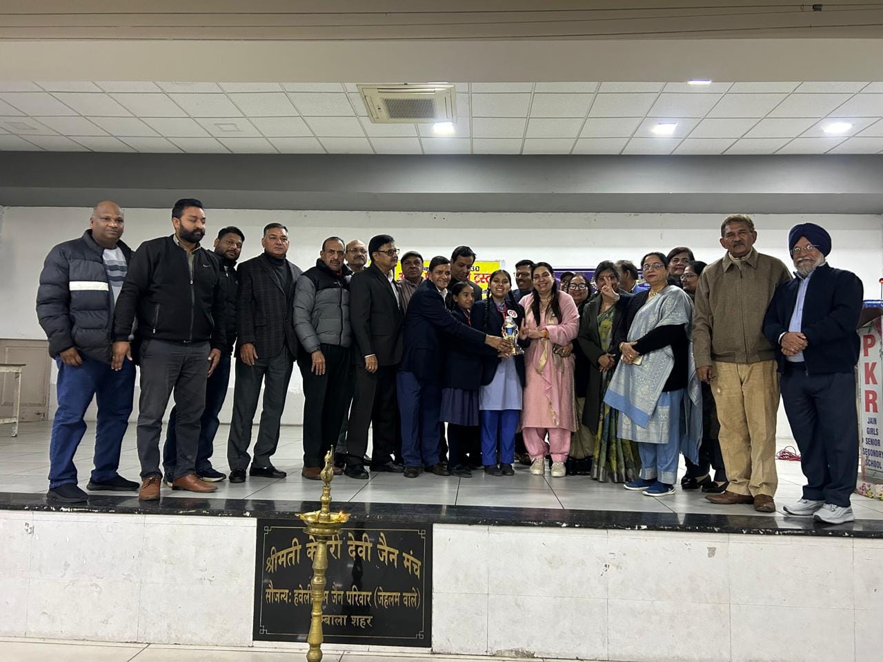 शहर के पीकेआर जैन कन्या वरिष्ठ माध्यमिक स्कूल में भाषण प्रतियोगिता में विजेताओं को सम्मानित करत