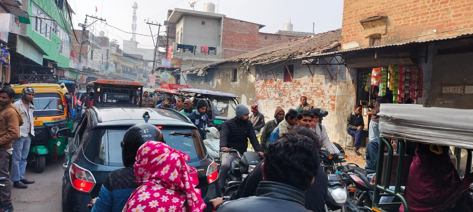 शहर में अंटा चौराहे पर लगी ई-रिक्शों की लाइन। संवाद शहर में अंटा चौराहे पर लगी ई-रिक्शों की लाइन। संवाद