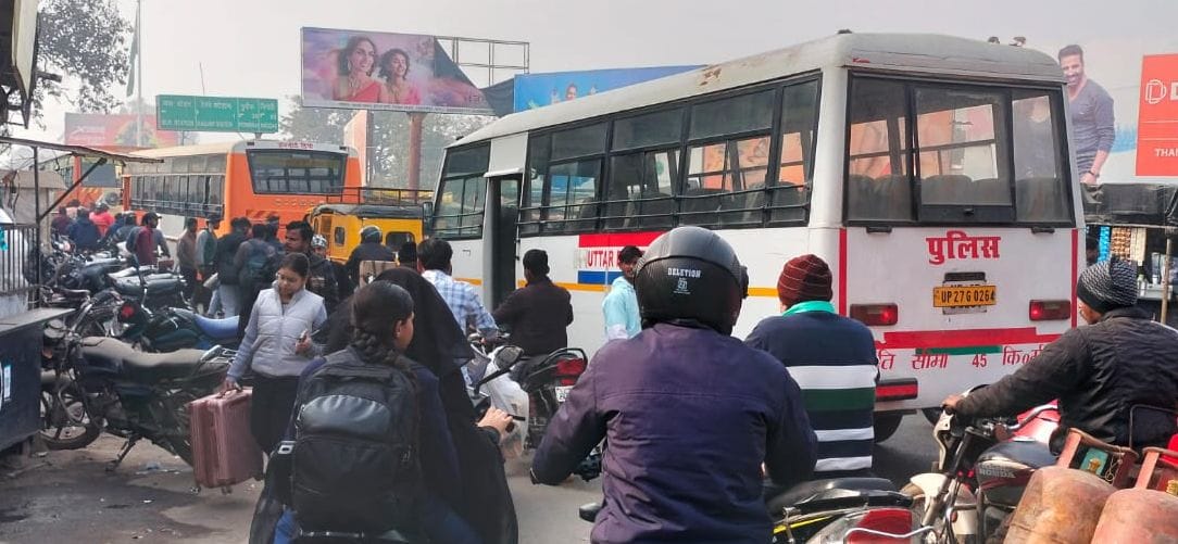 शहर में अंटा चौराहे पर लगी ई-रिक्शों की लाइन। संवाद शहर में अंटा चौराहे पर लगी ई-रिक्शों की लाइन। संवाद