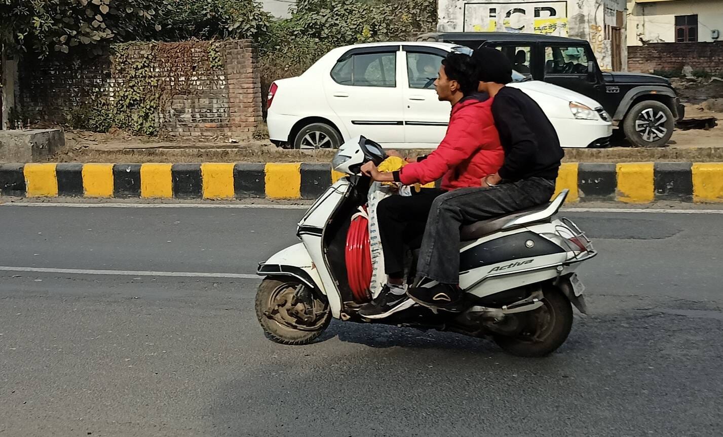 शहर में एक्टिवा पर जाती किशोरियां। संवाद