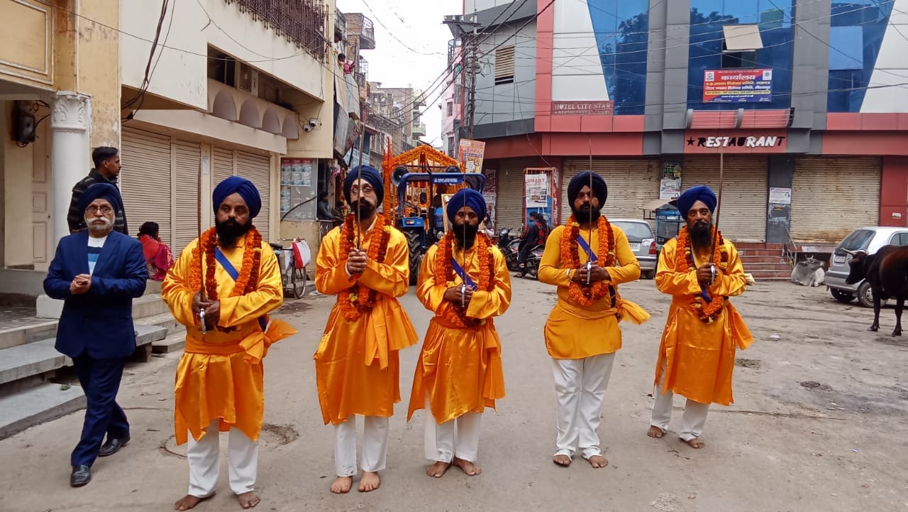 श्री गुरु गोेविंंद सिंह के प्रकाशोत्सव के उपलक्ष्य में नगर में निकली शोभायात्रा मेंं शामिल लोग, श्री गुरु गोेविंंद सिंह के प्रकाशोत्सव के उपलक्ष्य में नगर में निकली शोभायात्रा मेंं शामिल लोग,