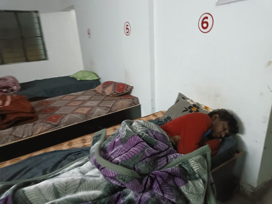 तुवन चौराहा पर कंबल बेंचता दुकानदार। तुवन चौराहा पर कंबल बेंचता दुकानदार।