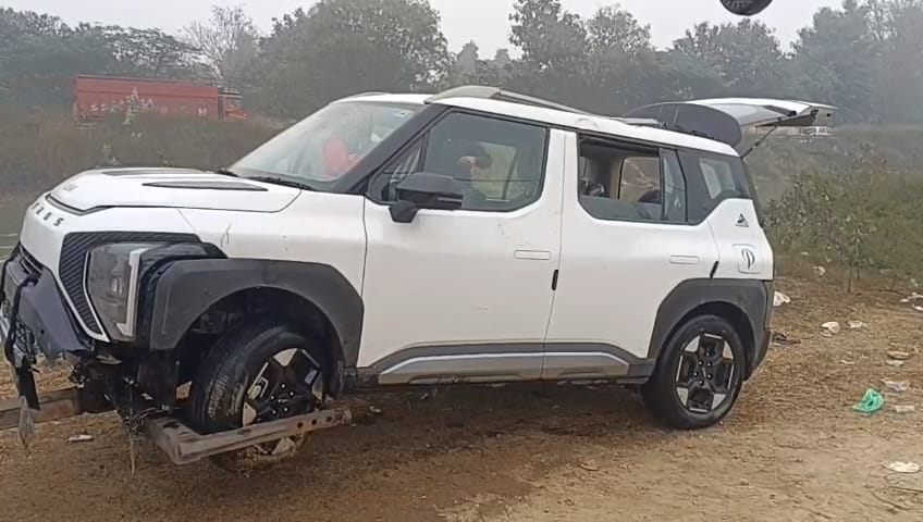 दिल्ली पैरलल नहर में डूबी कार। सोशल मीडिया