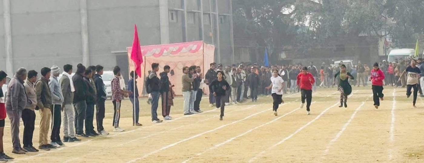 उझानी में दौड़ में शामिल प्रतिभागियों को झंडी दिखाते केंद्रीय राज्यमंत्री बीएल वर्मा। स्रोत: आय