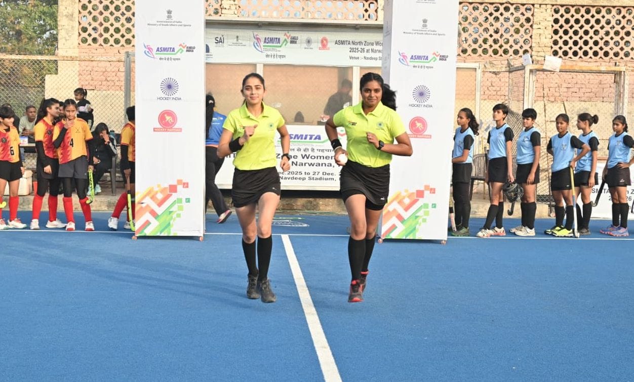 22जेएनडी17-हॉकी लीग 2025-26 में दमखम दिखाते हुए दोनों टीमों के खिलाड़ी। स्रोत आयोजक 22जेएनडी17-हॉकी लीग 2025-26 में दमखम दिखाते हुए दोनों टीमों के खिलाड़ी। स्रोत आयोजक