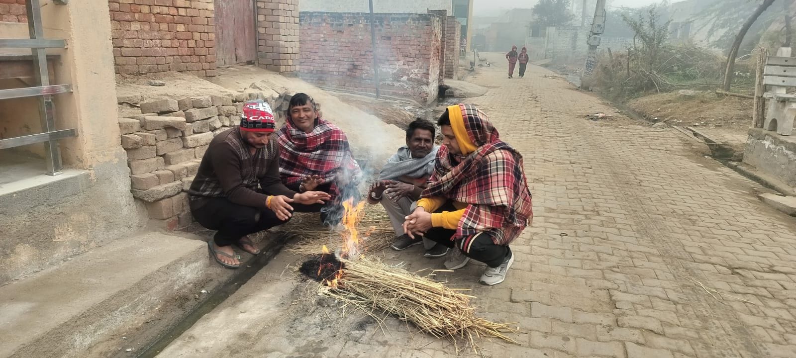 22जेएनडी22: जींद सफीदों मार्ग पर सुबह नौ बजे छाई धुंध से गुजरते वाहन। संवाद