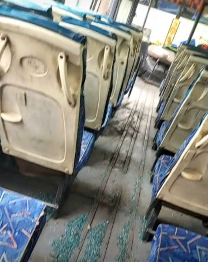 22जेएनडी24-सफीदों के पास खेतों में उतरी पानीपत से आ रही प्राइवेट बस। संवाद