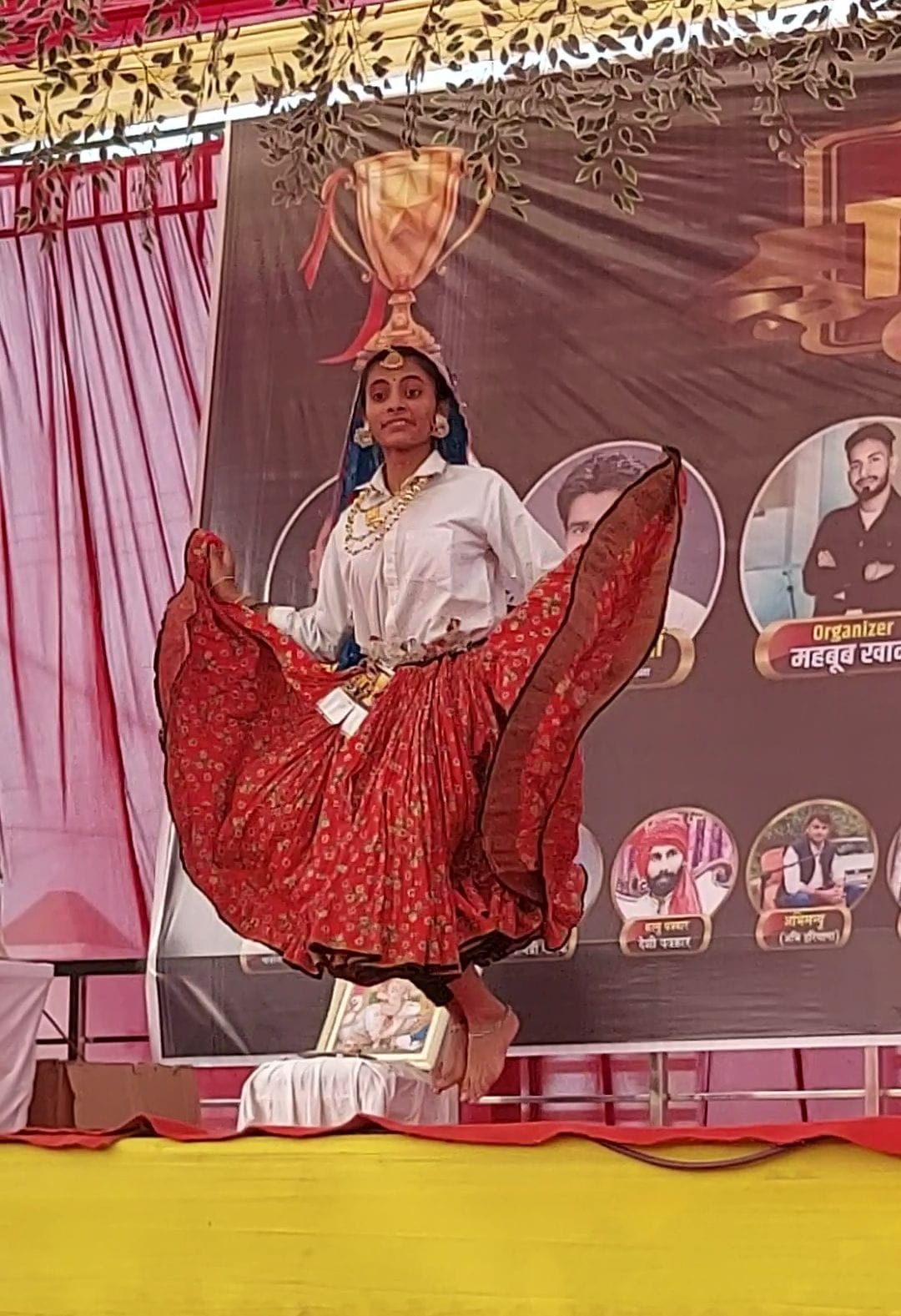 22जेएनडी29-हरियाणवी गीत पर अपनी प्रस्तुति देते हुए कलाकार। संवाद
