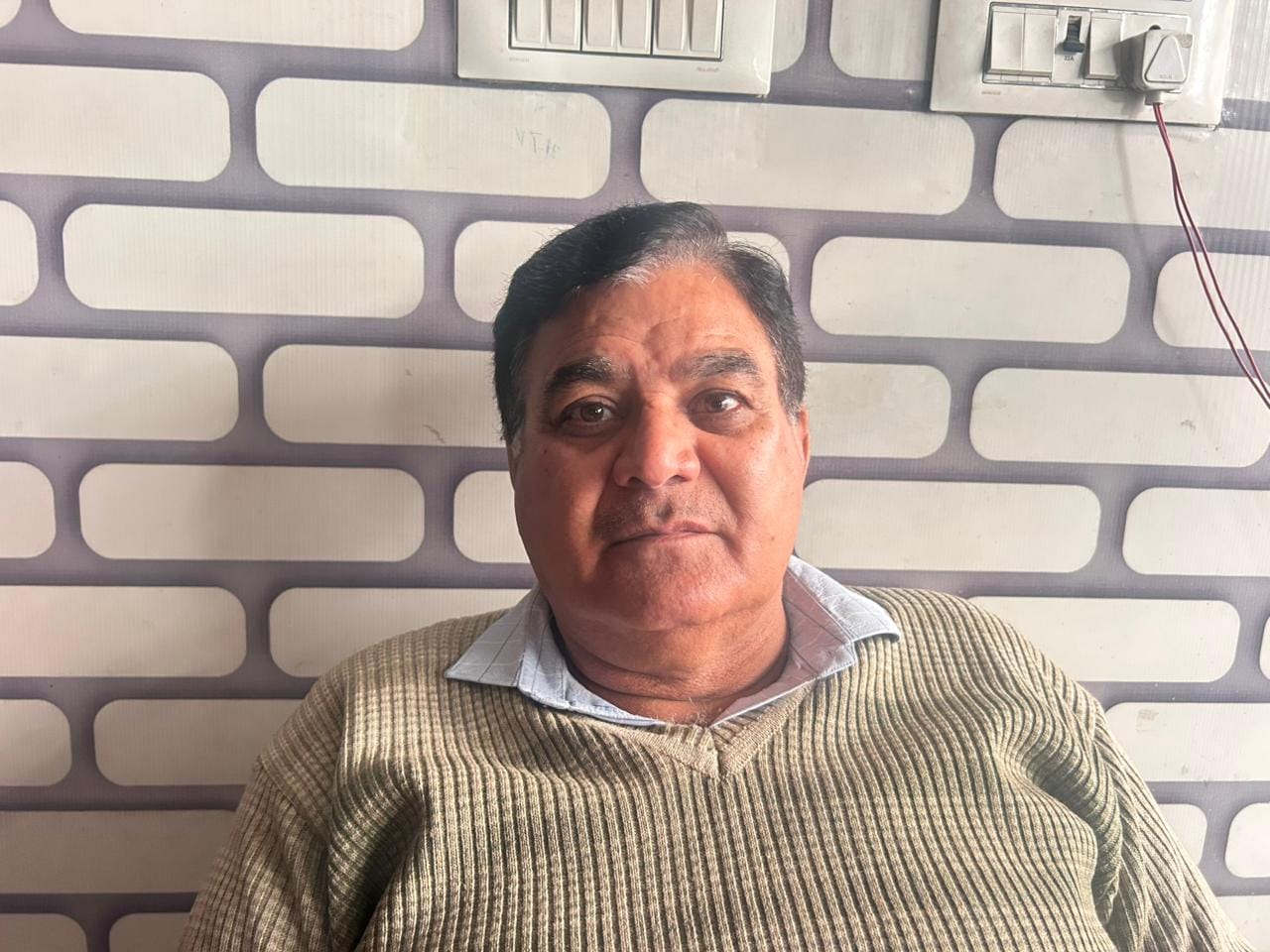 22...रोहतक के आर्य नगर में गली के बीच लगे ट्रांसफार्मर के नीचे खड़ी बाइक व खुले तारों के पास से 22...रोहतक के आर्य नगर में गली के बीच लगे ट्रांसफार्मर के नीचे खड़ी बाइक व खुले तारों के पास से